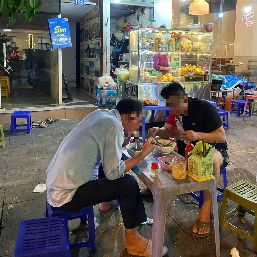 Hà Nội: Tranh cãi đi ăn phở, khách bị chủ quán làm tròn thêm 5.000 đồng-1