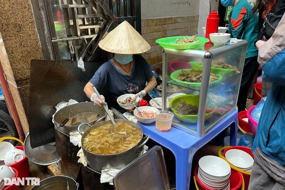 Bún ngan nổi tiếng Hà Nội: Chủ bán hàng lặng thinh, khách ăn thấp thỏm-2