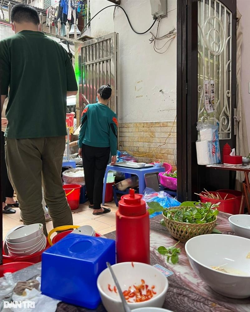 Bún ngan nổi tiếng Hà Nội: Chủ bán hàng lặng thinh, khách ăn thấp thỏm-4