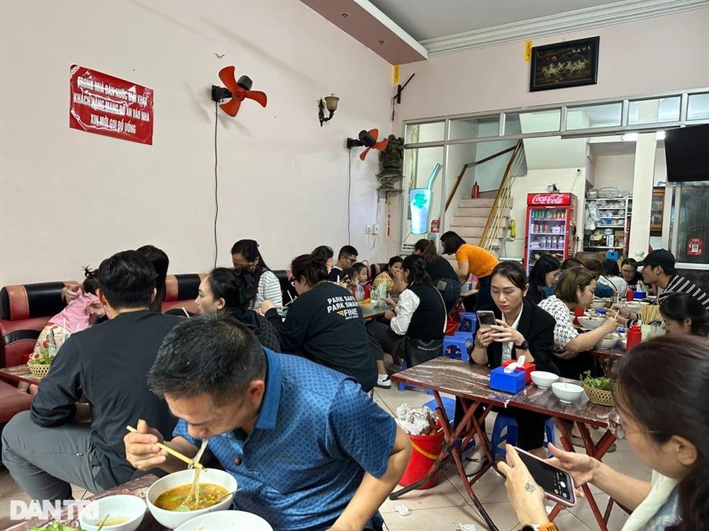 Bún ngan nổi tiếng Hà Nội: Chủ bán hàng lặng thinh, khách ăn thấp thỏm-5