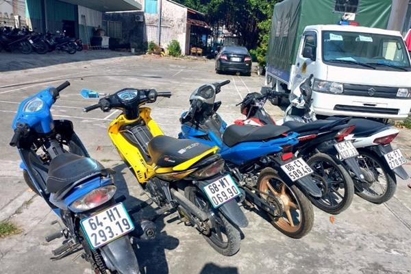 Hai cặp vợ chồng rủ nhau đi trộm xe máy lúc nửa đêm-4