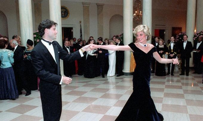 Chiếc váy dạ hội thập niên 80 của Công nương Diana lập kỷ lục đấu giá-3