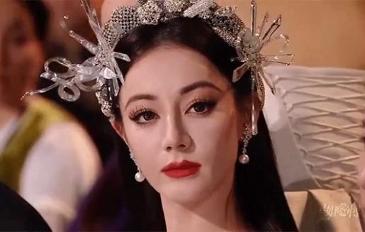 Vừa được khen lấn át Địch Lệ Nhiệt Ba, Dương Tử bị chất vấn chỉnh sửa quá đà trên thảm đỏ-3