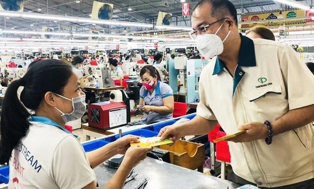 Ép người lao động đi làm Tết Dương lịch sẽ bị phạt tiền-1