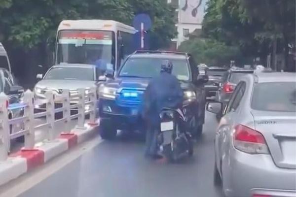 Xử phạt tài xế xe biển xanh bật đèn ưu tiên, đón người nhà lãnh đạo ở sân bay-3