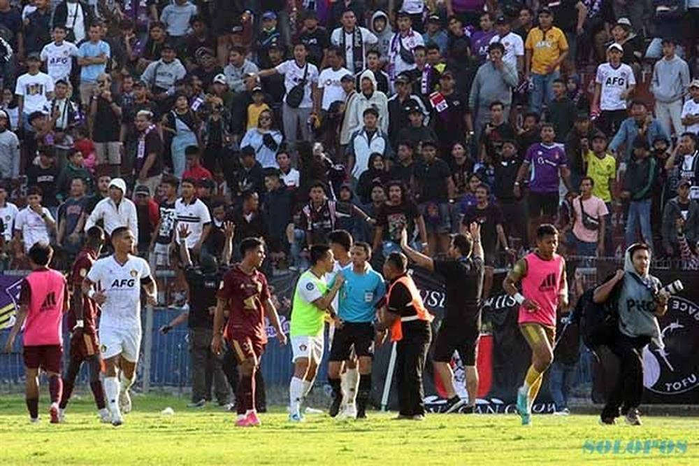 CĐV Indonesia gây loạn, lao xuống sân đòi đánh trọng tài-1