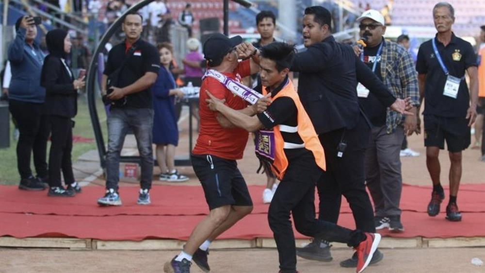 CĐV Indonesia gây loạn, lao xuống sân đòi đánh trọng tài-2
