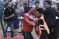 CĐV Indonesia gây loạn, lao xuống sân đòi đánh trọng tài