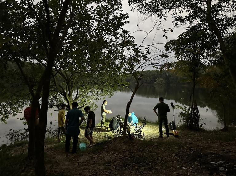 Thi thể thanh niên nổi trên mặt hồ trong khu công nghiệp ở Bình Dương-1