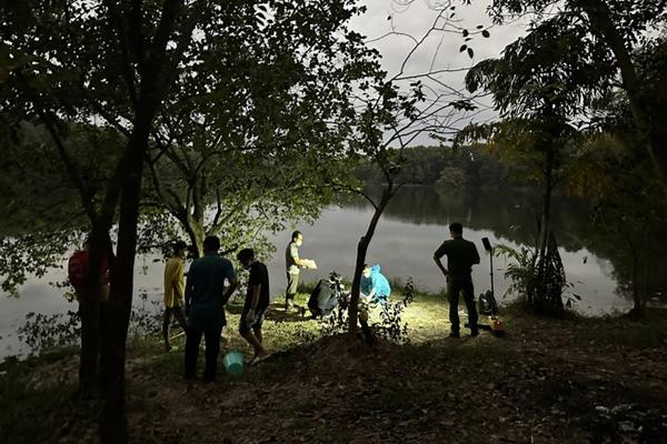 Thi thể người đàn ông đang phân hủy trong tư thế treo cổ-2