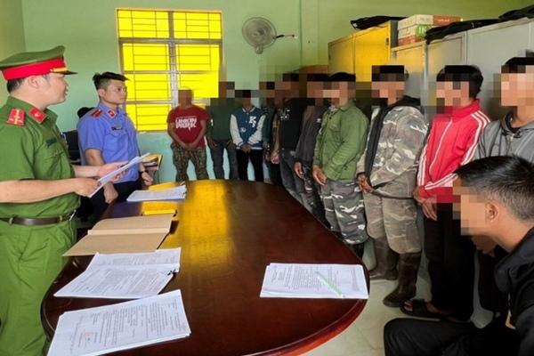 Tát học sinh vì không thuộc bài, giáo viên bị phụ huynh đánh tại sân trường-1