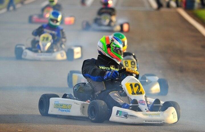 Xõa tóc khi lái xe đua, cô gái bị lột 80% da đầu-1