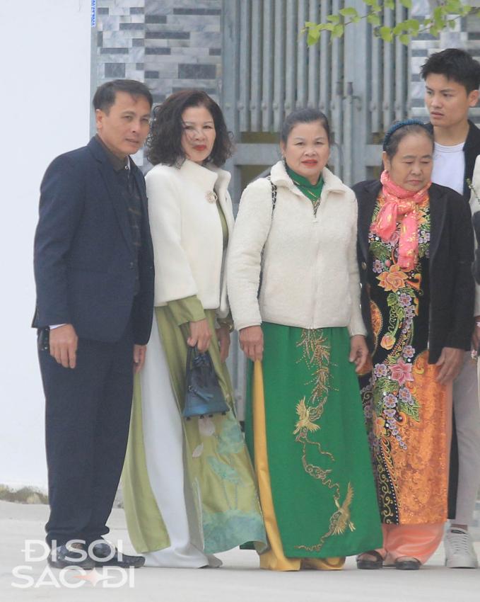 Quang Hải diện suit trắng trong lễ dạm ngõ Chu Thanh Huyền, thái độ bố mẹ nam tiền vệ gây chú ý-3