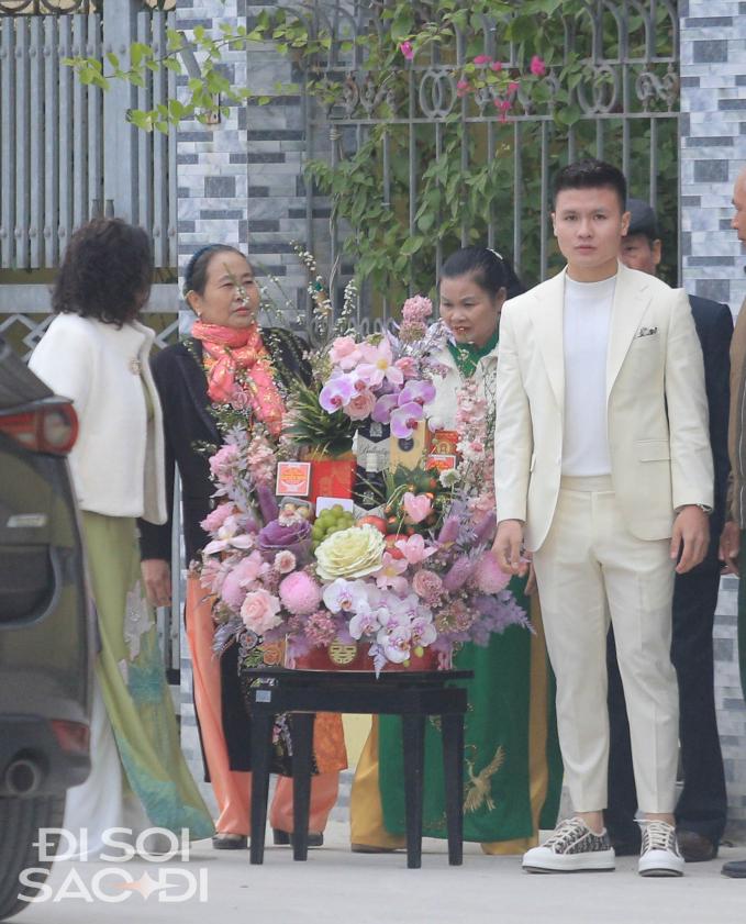 Quang Hải diện suit trắng trong lễ dạm ngõ Chu Thanh Huyền, thái độ bố mẹ nam tiền vệ gây chú ý-2