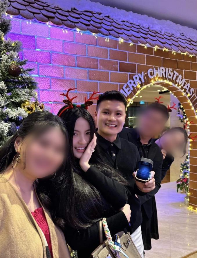 Quang Hải diện suit trắng trong lễ dạm ngõ Chu Thanh Huyền, thái độ bố mẹ nam tiền vệ gây chú ý-4