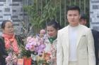 Quang Hải diện suit trắng trong lễ dạm ngõ Chu Thanh Huyền, thái độ bố mẹ nam tiền vệ gây chú ý