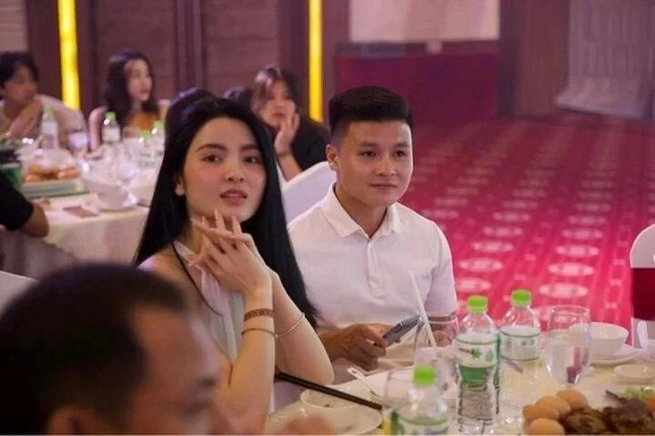 Quang Hải diện suit trắng trong lễ dạm ngõ Chu Thanh Huyền, thái độ bố mẹ nam tiền vệ gây chú ý-5