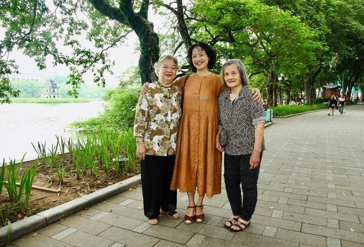 Nữ nghệ sĩ có 3 con gái là NSƯT, NSND nhưng giờ mới được phong NSƯT là ai?-4