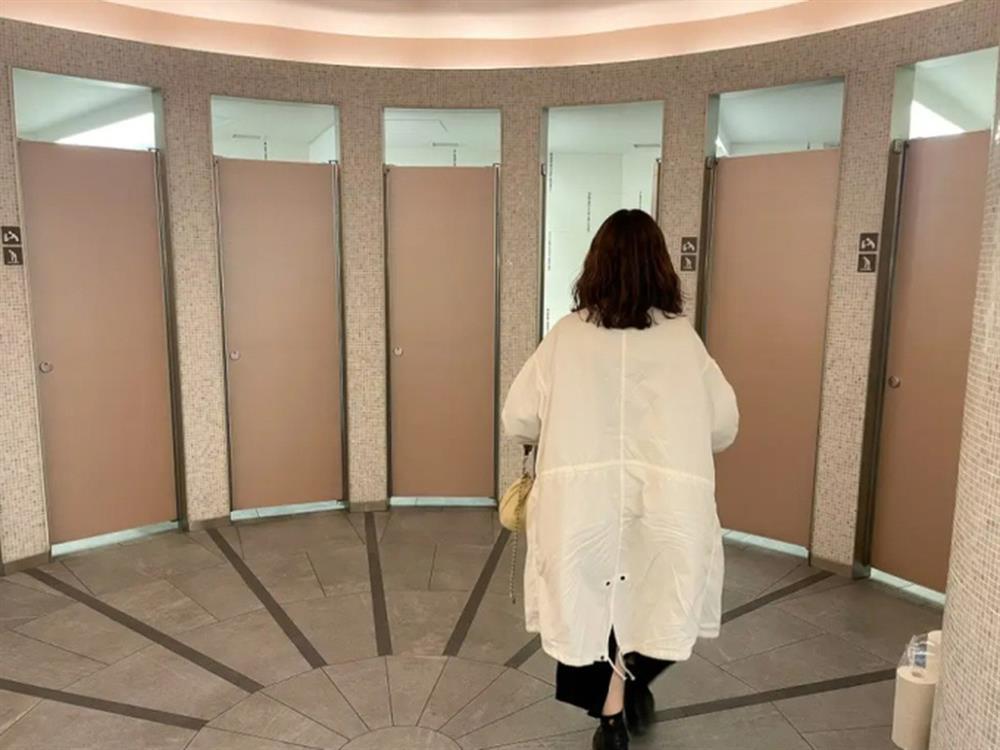 Du khách ngỡ ngàng vì WC công cộng ở Nhật như khách sạn, sạch và hiện đại-2