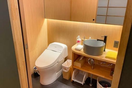 Du khách ngỡ ngàng vì WC công cộng ở Nhật như khách sạn, sạch và hiện đại