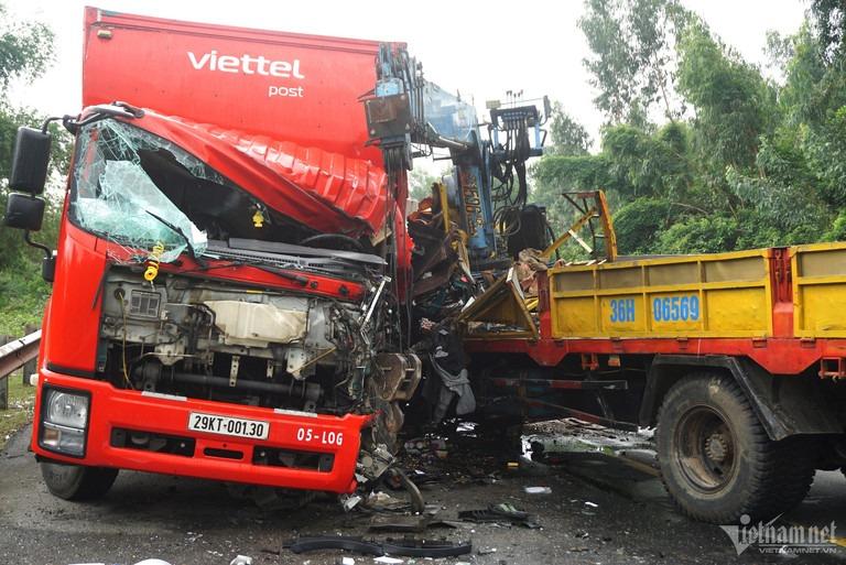 Hai xe tải đối đầu trên đường tránh Nam Hải Vân, 4 người mắc kẹt trong cabin-1