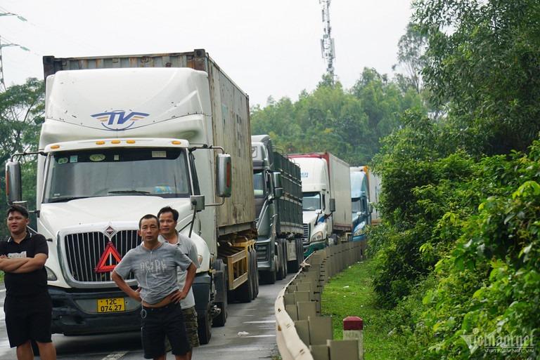 Hai xe tải đối đầu trên đường tránh Nam Hải Vân, 4 người mắc kẹt trong cabin-4