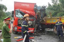 Hai xe tải đối đầu trên đường tránh Nam Hải Vân, 4 người mắc kẹt trong cabin