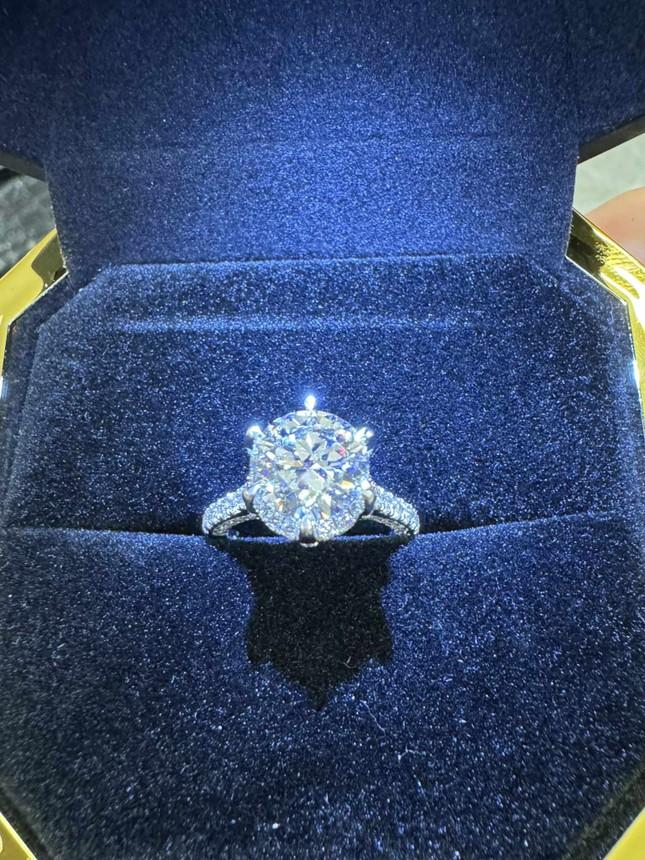 Cận cảnh chiếc nhẫn kim cương Quang Hải cầu hôn bạn gái Chu Thanh Huyền-3