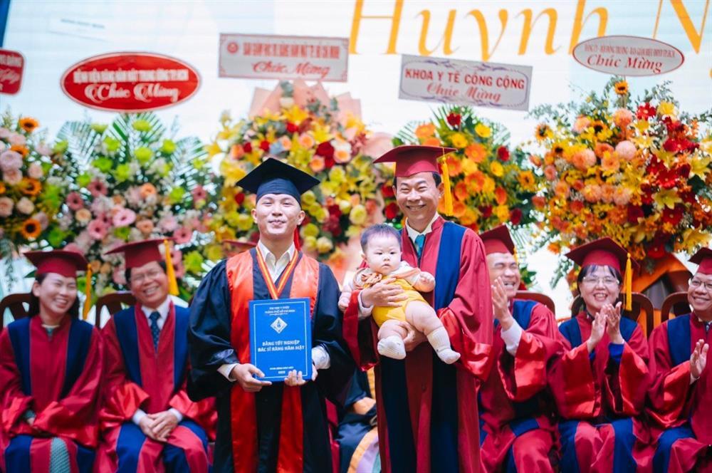 Chuyện xúc động sau video tân bác sĩ TPHCM bế con trai nhận bằng tốt nghiệp-1