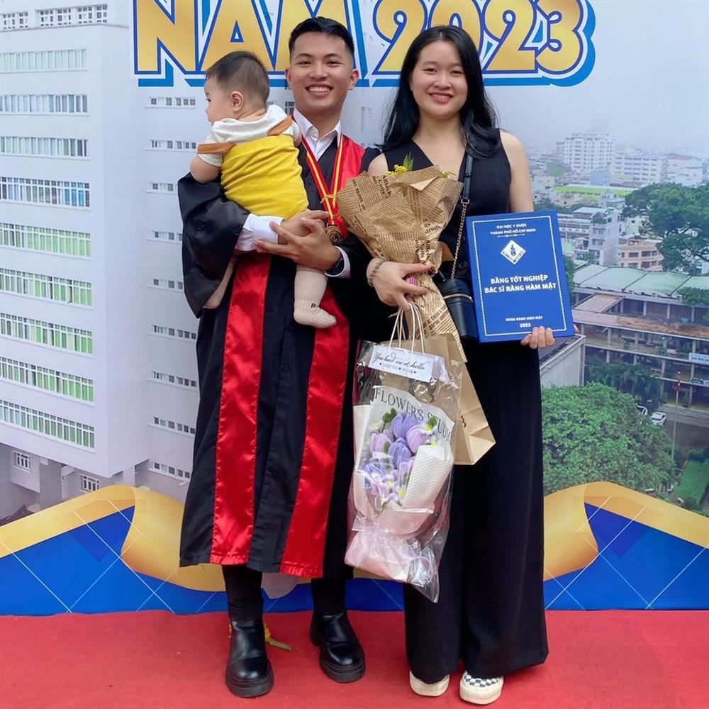 Chuyện xúc động sau video tân bác sĩ TPHCM bế con trai nhận bằng tốt nghiệp-2