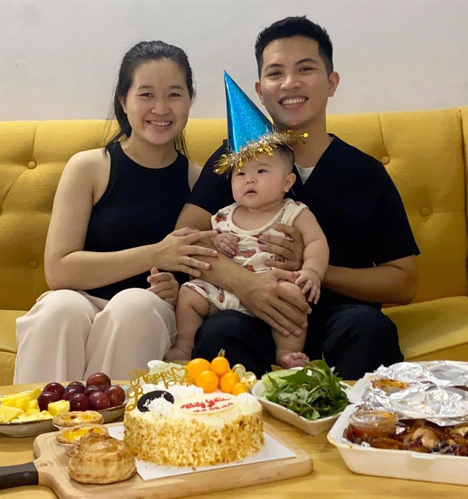 Chuyện xúc động sau video tân bác sĩ TPHCM bế con trai nhận bằng tốt nghiệp-3