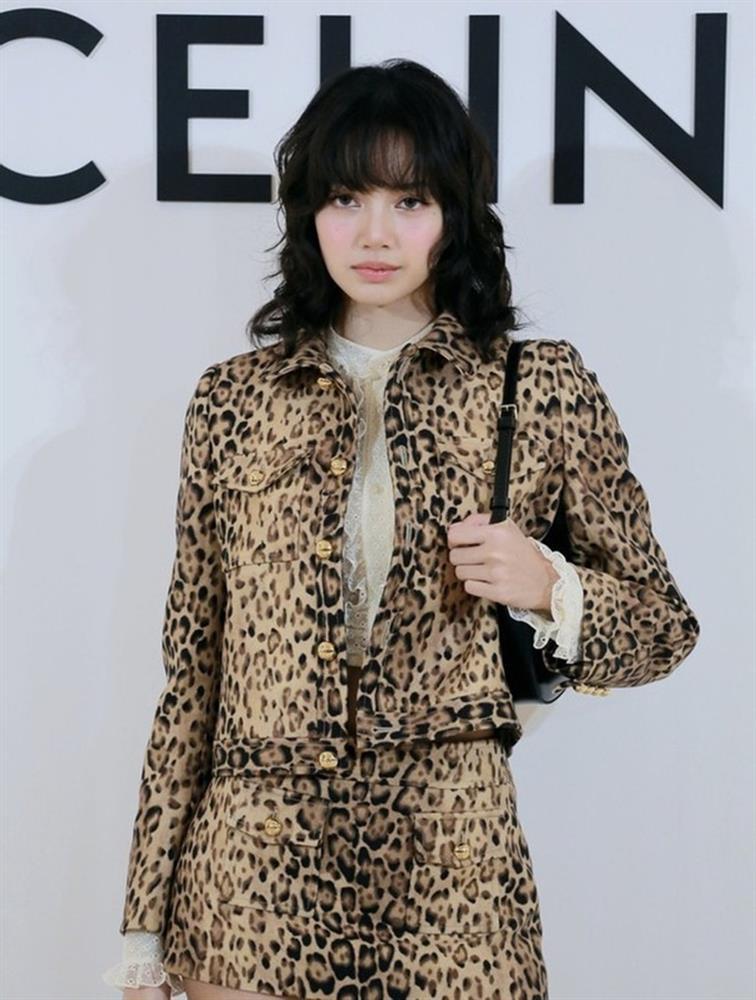 Lisa mái tóc xoăn lạ lẫm, gây sốt khi chụp cùng diễn viên Park Bo Gum-2