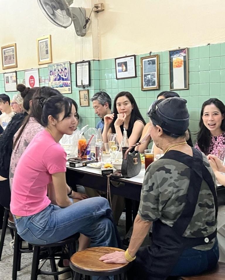 Lisa mái tóc xoăn lạ lẫm, gây sốt khi chụp cùng diễn viên Park Bo Gum-5