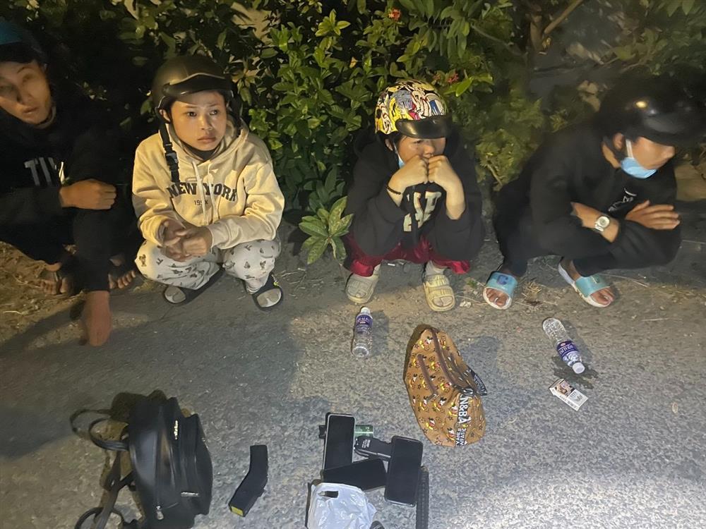 Hai cặp vợ chồng rủ nhau đi trộm xe máy lúc nửa đêm-1