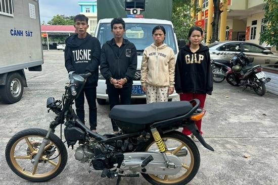 Hai cặp vợ chồng rủ nhau đi trộm xe máy lúc nửa đêm