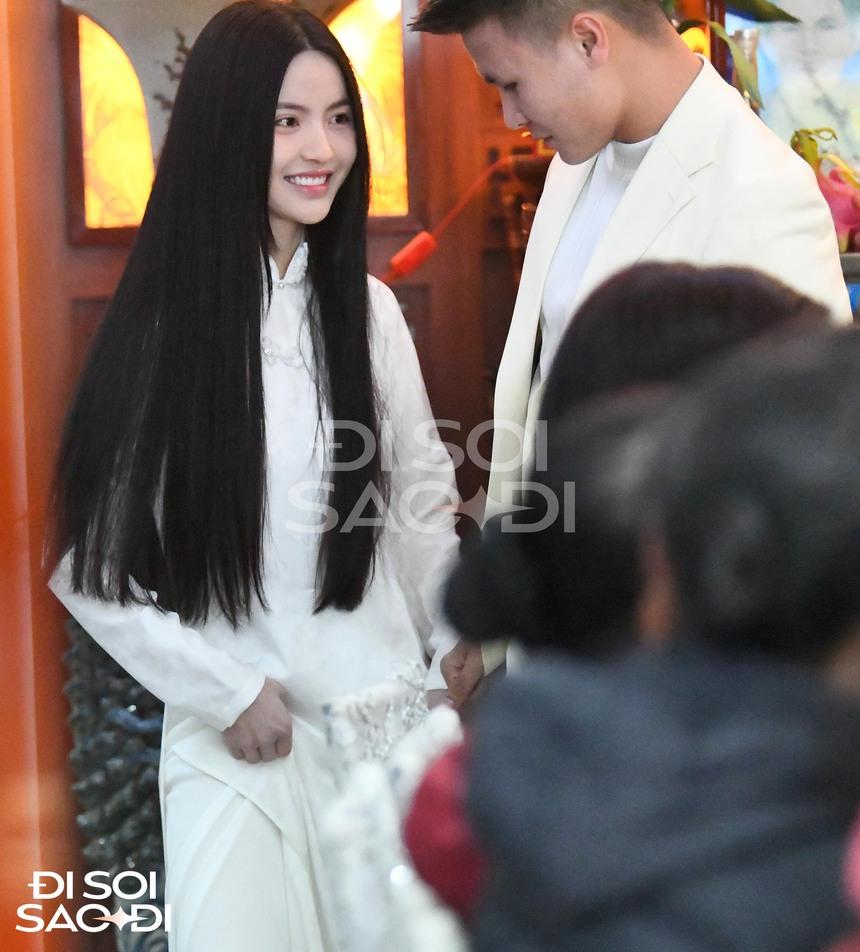 Ảnh độc: Quang Hải rạng rỡ bên Chu Thanh Huyền ở sân nhà cô dâu trong lễ dạm ngõ-6
