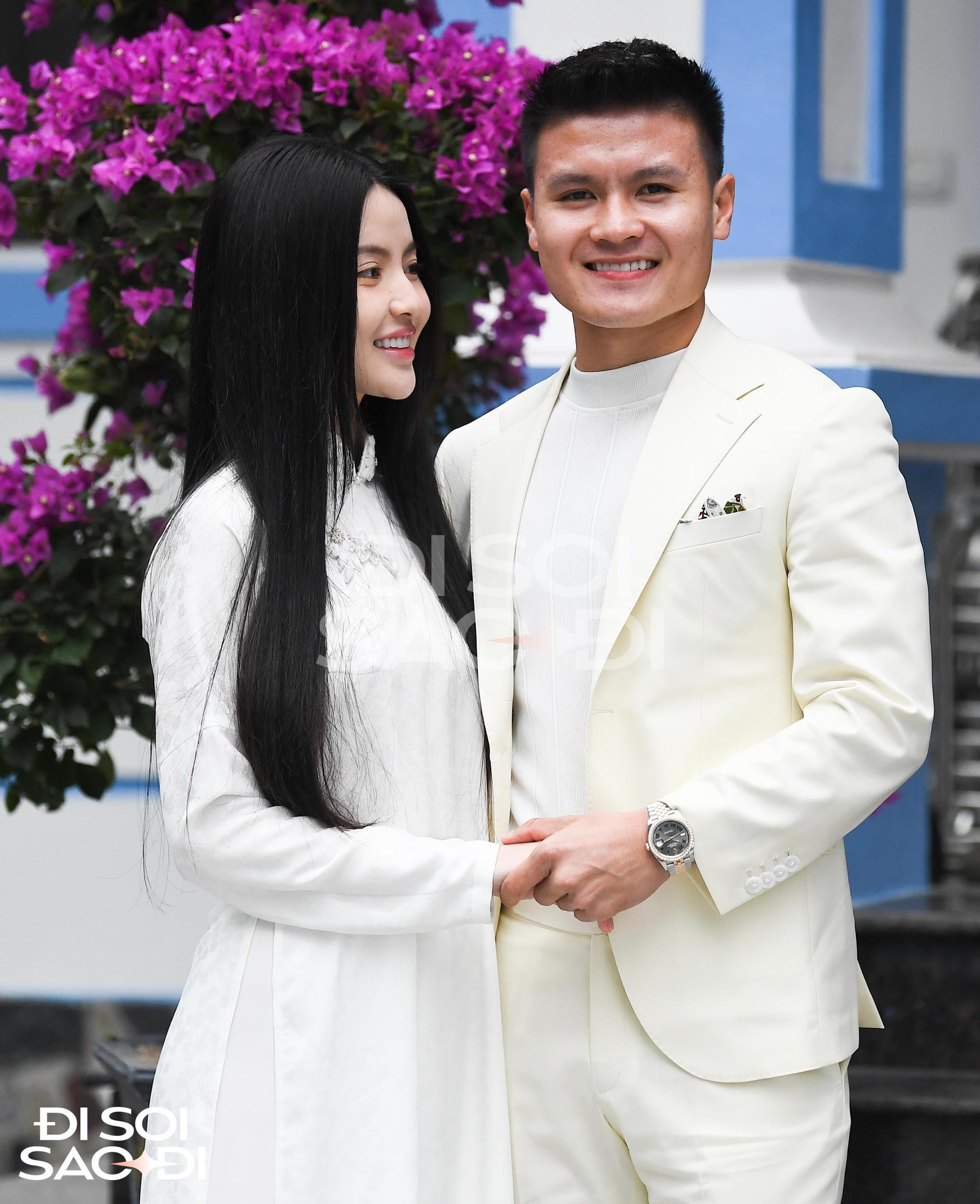 Ảnh độc: Quang Hải rạng rỡ bên Chu Thanh Huyền ở sân nhà cô dâu trong lễ dạm ngõ-3