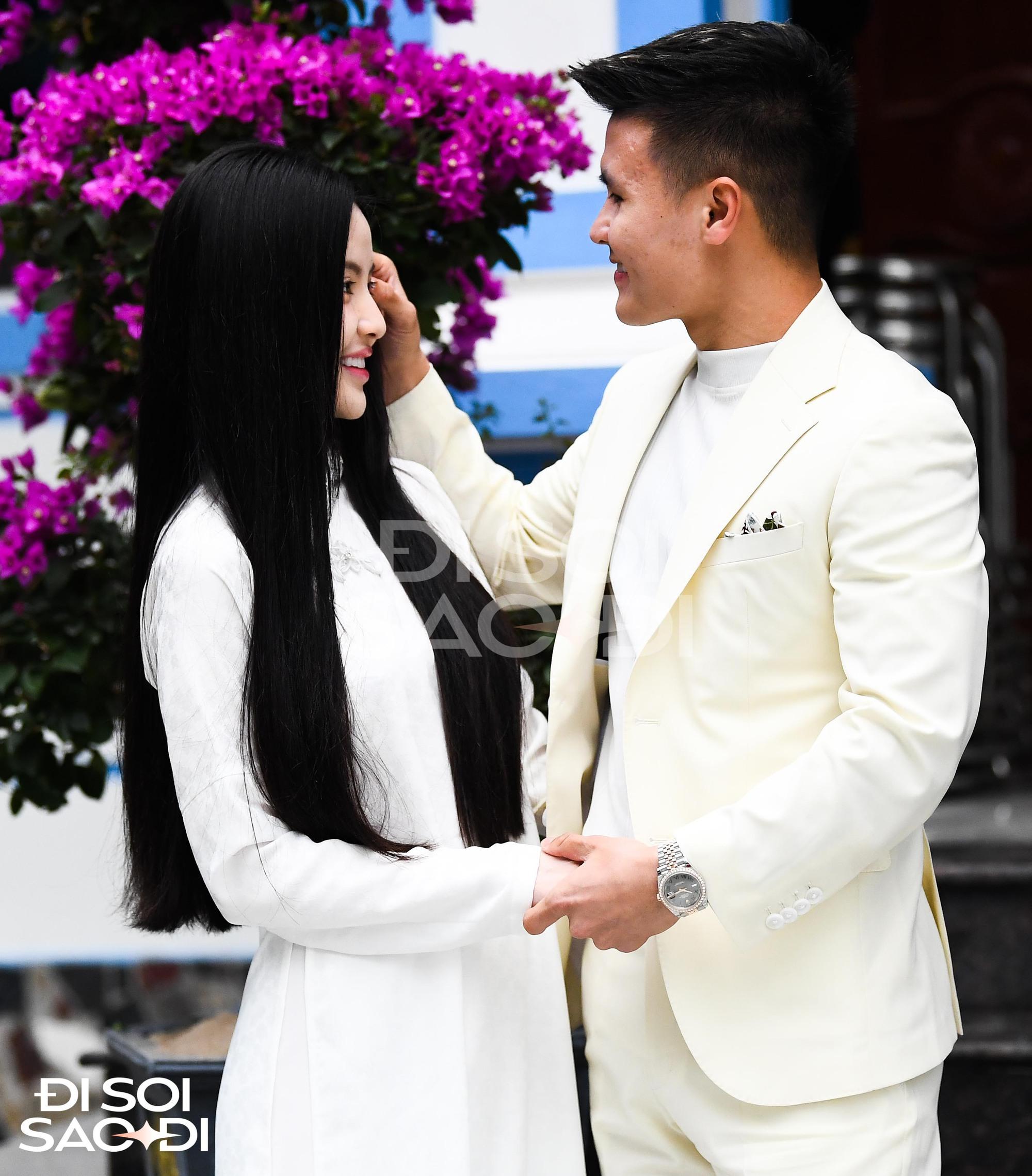 Ảnh độc: Quang Hải rạng rỡ bên Chu Thanh Huyền ở sân nhà cô dâu trong lễ dạm ngõ-4
