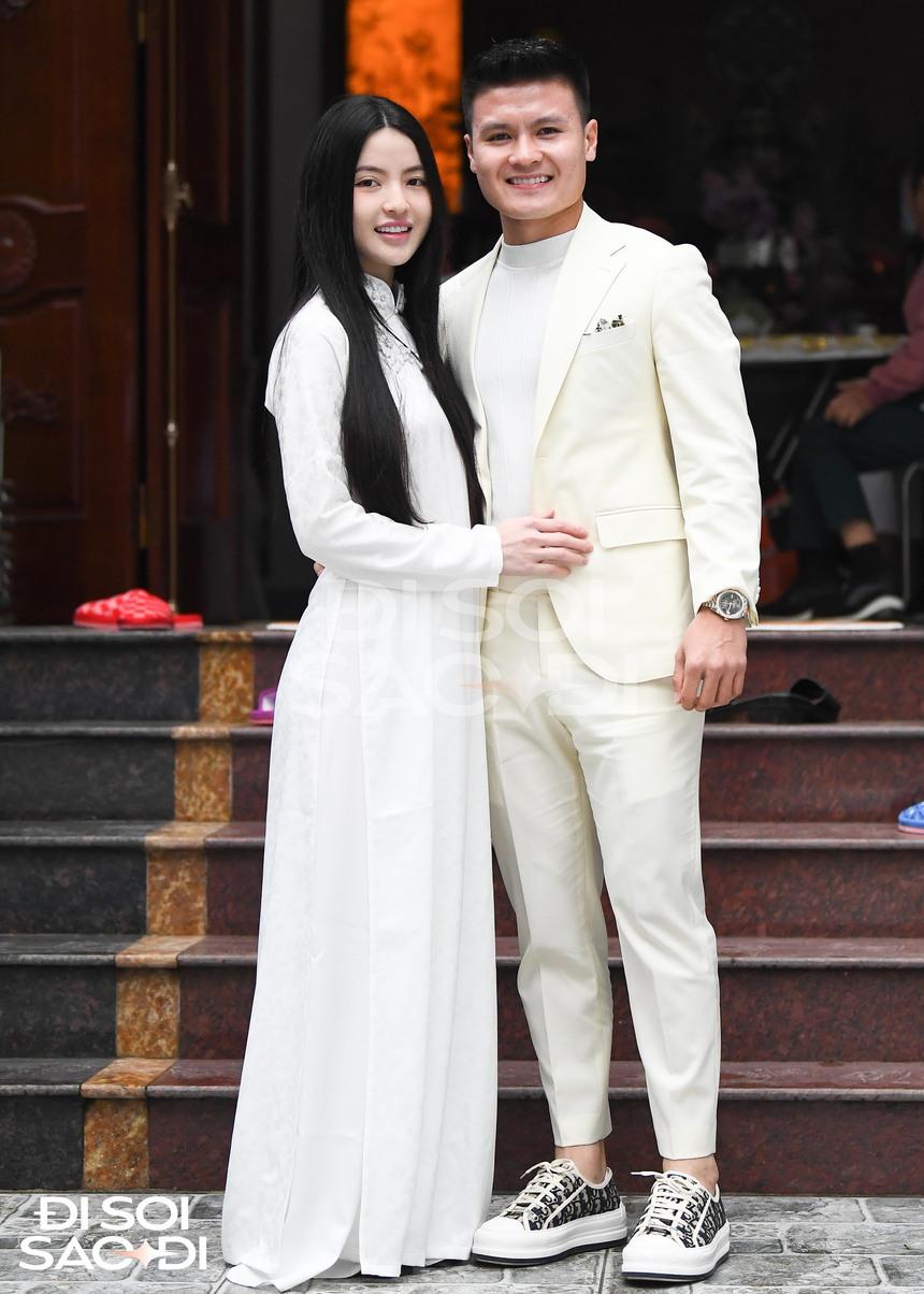 Ảnh độc: Quang Hải rạng rỡ bên Chu Thanh Huyền ở sân nhà cô dâu trong lễ dạm ngõ-2