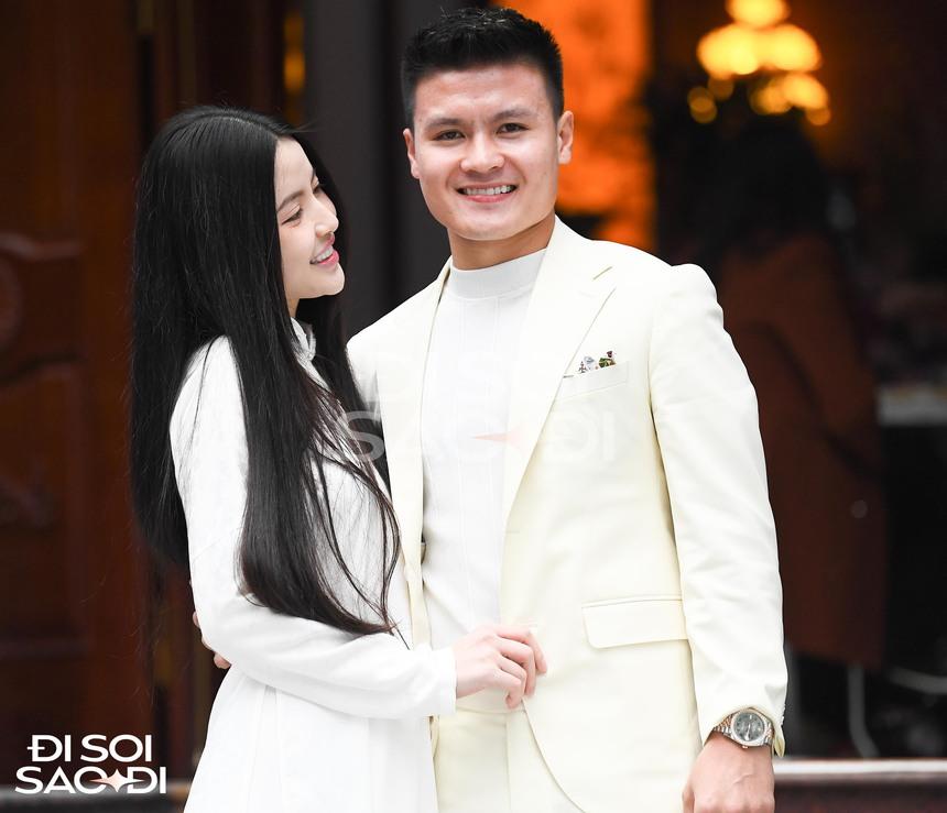 Ảnh độc: Quang Hải rạng rỡ bên Chu Thanh Huyền ở sân nhà cô dâu trong lễ dạm ngõ-1