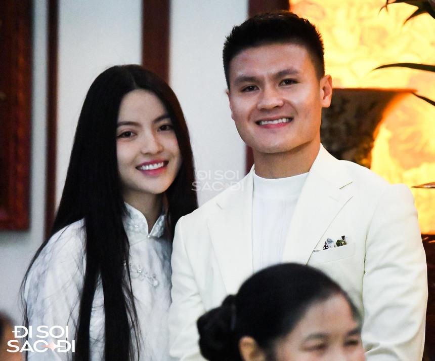 Ảnh độc: Quang Hải rạng rỡ bên Chu Thanh Huyền ở sân nhà cô dâu trong lễ dạm ngõ-7