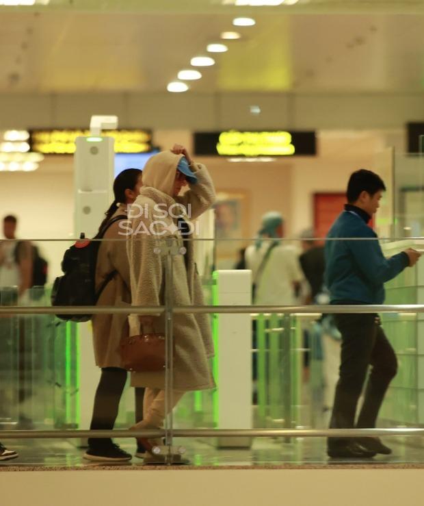 Katy Perry đến Việt Nam, diện đồ đơn giản nhưng thần thái vẫn cực nổi bật-1