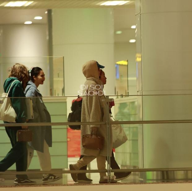 Katy Perry đến Việt Nam, diện đồ đơn giản nhưng thần thái vẫn cực nổi bật-2