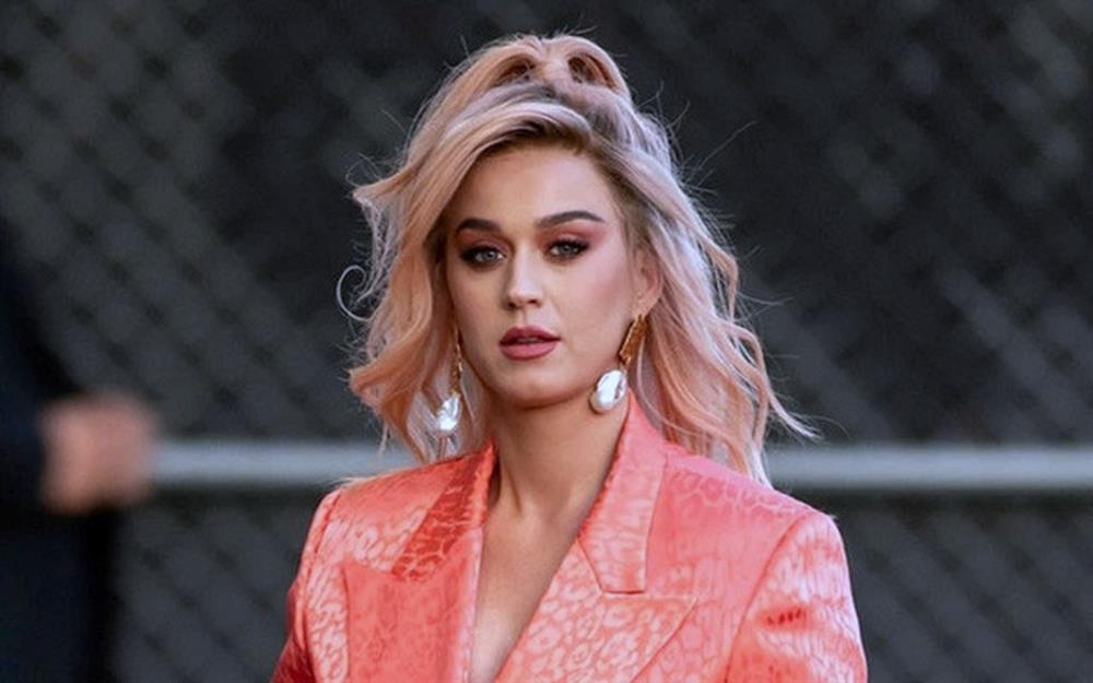 Katy Perry đến Việt Nam, diện đồ đơn giản nhưng thần thái vẫn cực nổi bật-4