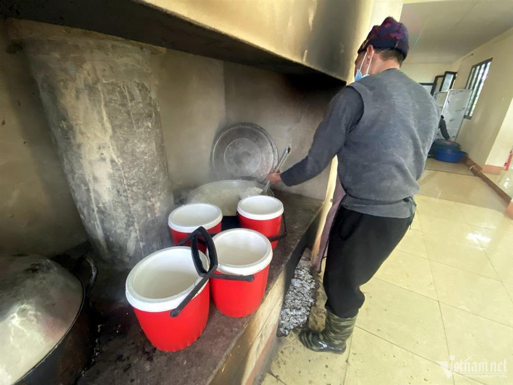 Hình ảnh suất cơm có thịt ở trường Hoàng Thu Phố 1-3