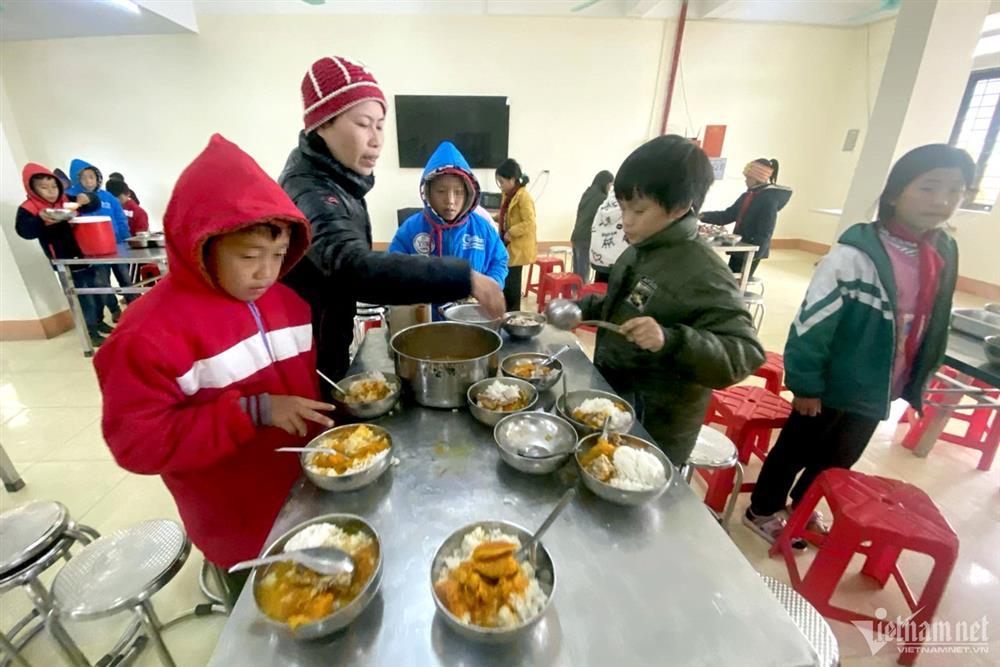 Hình ảnh suất cơm có thịt ở trường Hoàng Thu Phố 1-4