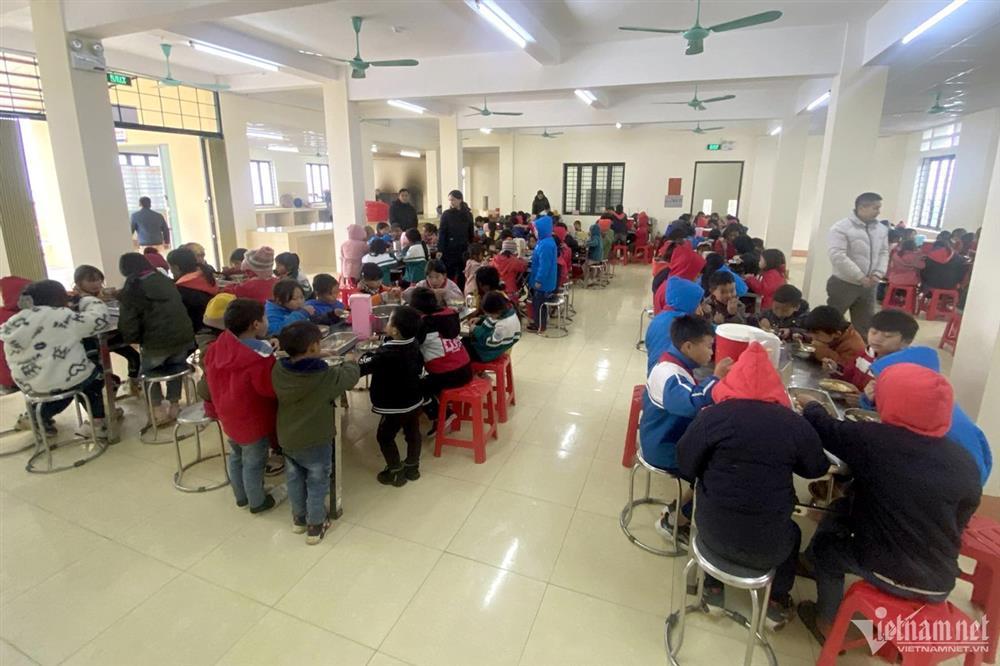 Hình ảnh suất cơm có thịt ở trường Hoàng Thu Phố 1-6