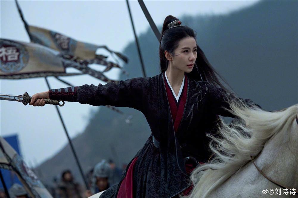 Lưu Thi Thi tiếp tục bị ekip Nhất Niệm Quan Sơn đối xử tệ: Cảnh quay cưỡi ngựa bằng tay trần gần 1 tiếng nhưng bị cắt hết trong phim-1