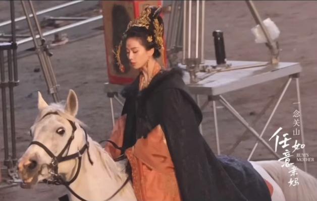 Lưu Thi Thi tiếp tục bị ekip Nhất Niệm Quan Sơn đối xử tệ: Cảnh quay cưỡi ngựa bằng tay trần gần 1 tiếng nhưng bị cắt hết trong phim-2