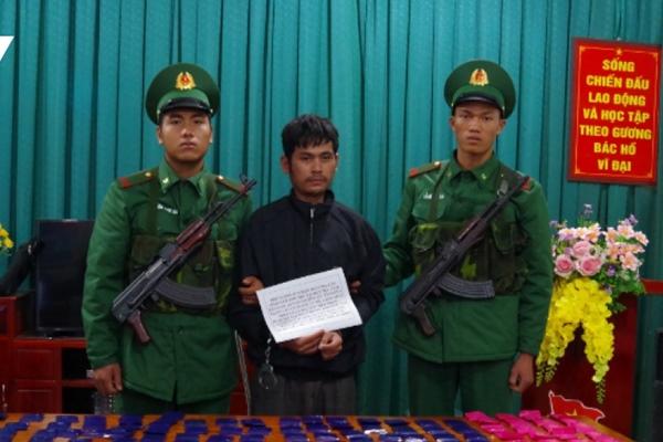 Phê ma túy, 2 thanh niên bốc đầu xe máy trên Quốc lộ 26-3